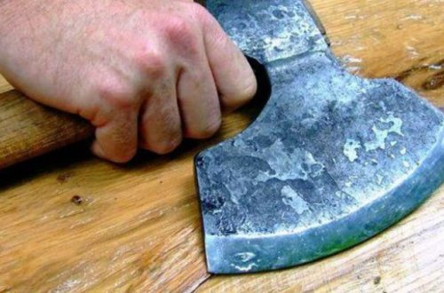 Xaçmazda oğlu tərəfindən baltalanan qadın öldü