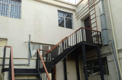 Qızlar Universitetində mülkiyyət davası: Ağaclar kəsilib, mülk zəbt olunub İDDİA/FOTO