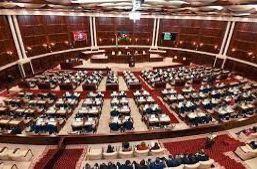 Депутаты Милли Меджлиса Азербайджана вернулись с каникул