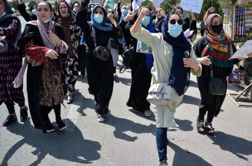 Əfqanıstanda qadınlar küçələrə axışdı: “Taliban” onları gözyaşardıcı qazla qovdu