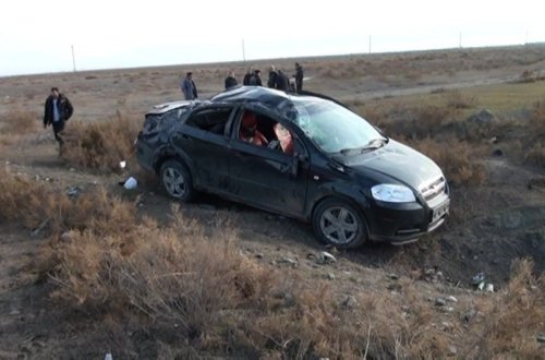 Salyanda avtomobil aşıb, ata və oğul xəsarət alıb