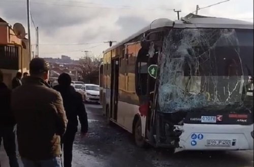 Bakıda ağır avtobus qəzası: Xəsarət alan var - VİDEO