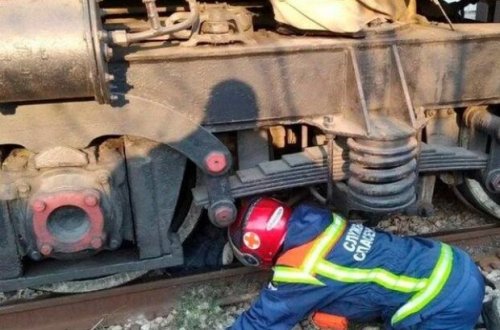 Rusiyalı içib dəmir yolunda yatdı, üzərindən qatar keçsə də, xəsarət almadı – VİDEO