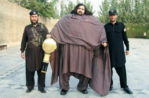 Hər səhər 36 yumurta yeyir - Çəkisi 430 kiloqramdır - FOTO