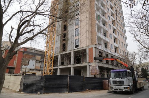 В Баку известная строительная компания грубо нарушила правила безопасности - ФОТО