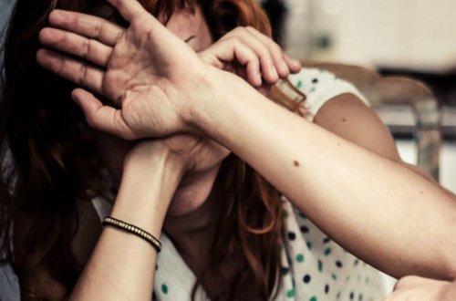 Bakıda uşaq evinin tərbiyəçisi valideyn tərəfindən döyülüb