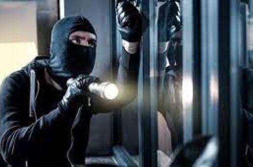 Neftçalada marketə basqın olub