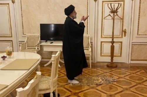 İran Prezidenti Kreml binasında namaz qılıb
