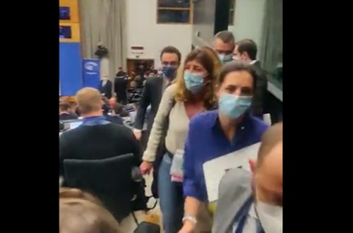 Jurnalistlər Makronu belə boykot etdi - Video