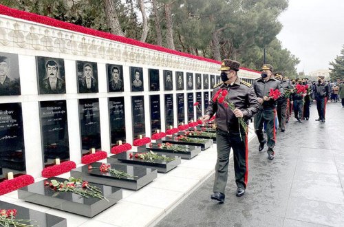 Müdafiə Nazirliyinin rəhbərliyi Şəhidlər xiyabanını ziyarət etdi - FOTO