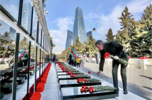 Посол Великобритании в АР посетил Аллею шехидов - ФОТО