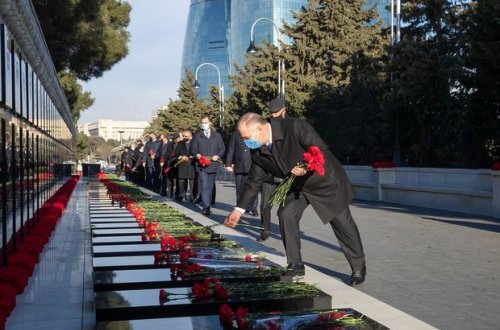 DTX əməkdaşları Şəhidlər xiyabanını ziyarət edib - FOTO