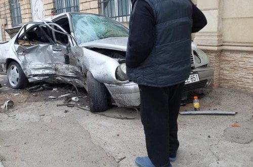 Maşın ağaca çırpıldı, sürücü yaralandı - Foto