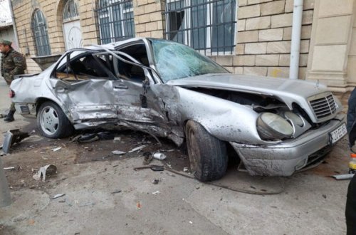 В Гяндже автомобиль врезался в дерево - ФОТО