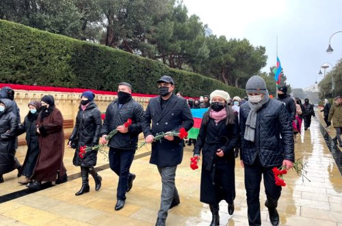 Davamçı gənclər Şəhidlər xiyabanını ziyarət edib