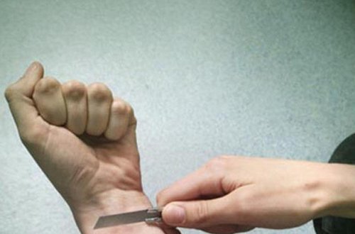 Nərimanovda kişi damarlarını kəsib