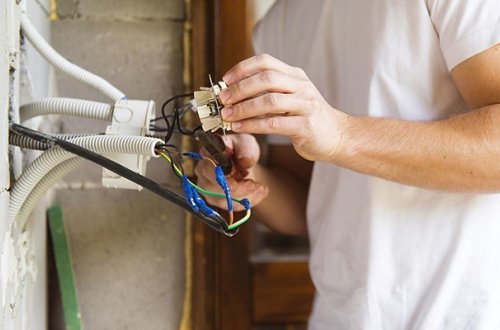 Qonşunun damını düzəldərkən “tok” vurub öldürdü