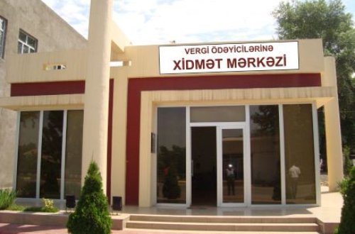 Sınıq plitə və A4 kağızında elan... - Vergi xidməti mərkəzinin “müasir və kreativ” görünüşü