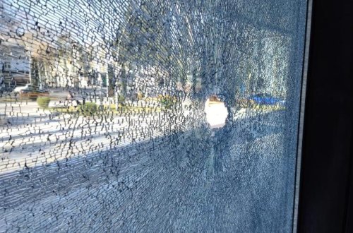 Mingəçevirdə Heydər Əliyev Mərkəzinin şüşəsi sındırıldı - FOTO