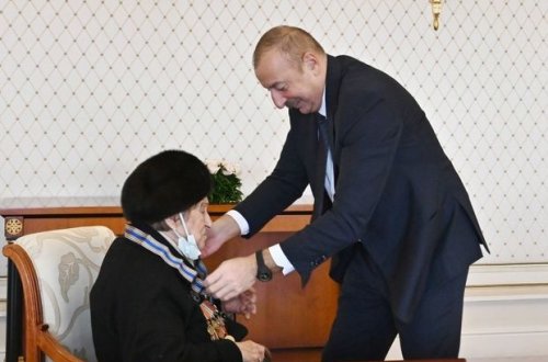 İlham Əliyev Fatma Səttarovaya “İstiqlal” ordenini təqdim edib - YENİLƏNİB + FOTO/VİDEO
