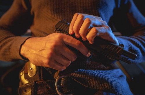 Bakıda oyuncaq tapança ilə evə basqın edilib