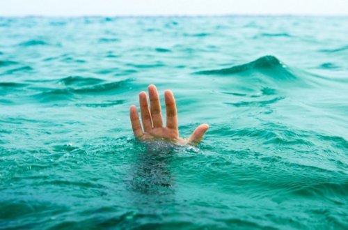 Bakıda kişi sərxoş vəziyyətdə dənizə düşüb