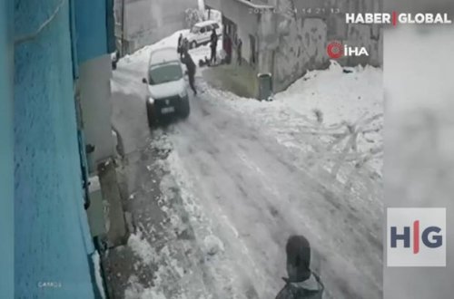 Türkiyədə qarın səbəb olduğu qəza: Avtomobil qalxmaq istədiyi yolda geriyə sürüşdü – ANBAAN VİDEO