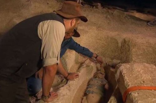 Misirdə “Lənətlənmiş” məzarı açdılar: 2000 ildir ananın qarnında... - FOTOLAR