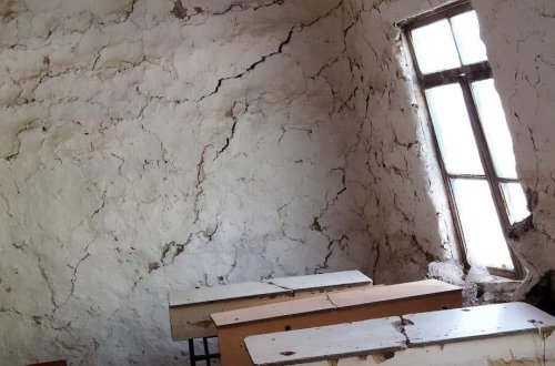 Başımıza uçan məktəb tavanları...