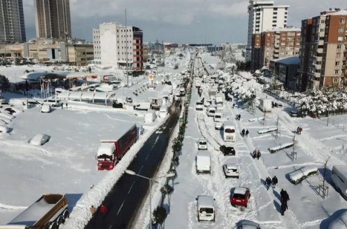 İstanbulun qarla imtahanı davam edir: Bəzi sürücülər 33 saatdır yolda qalıb - FOTO
