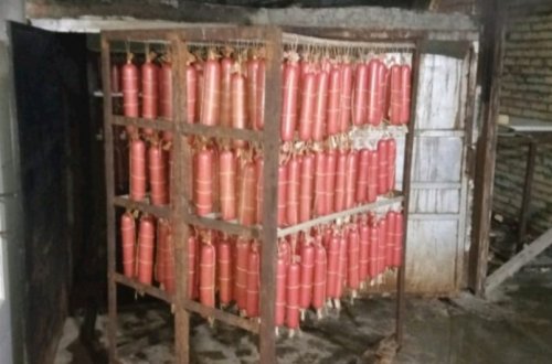 AQTA qanunsuz işləyən kolbasa sexinin fəaliyyətini məhdudlaşdırıb