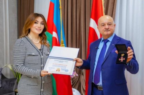 Azərbaycanda tanınmış şəxslərə BMT adından saxta mükafatlar verilir - FOTOLAR