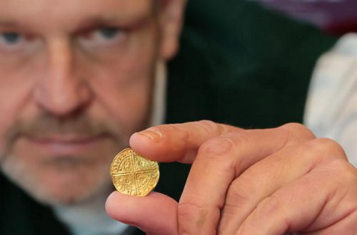 Xəzinə ovçusu tarlada tapdığı ən nadir qızıl sikkə ilə zəngin oldu - FOTO