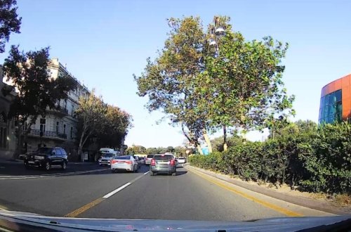 Bu küçədə dayanan maşında radar var, sürət həddini aşmayın - VİDEO