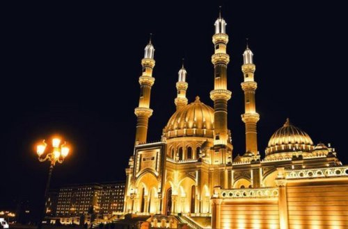 Məscidlərə dini rəhbərlərin təyinatının QMİ-dən alınması ilə bağlı layihə plenar iclasa tövsiyə olunub