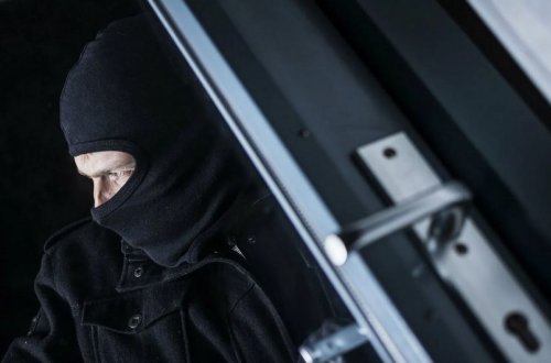 Gəncədə maskalı şəxslər marketdən külli miqdarda pul oğurlayıb