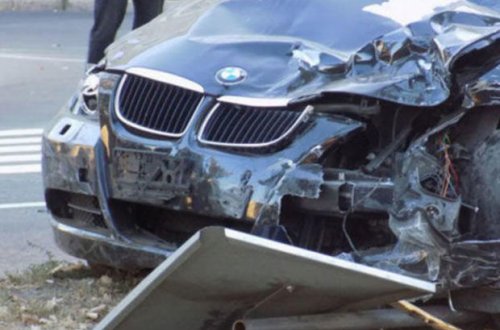 Bakıda avtomobil beton arakəsməyə çırpıldı - FOTO/VİDEO