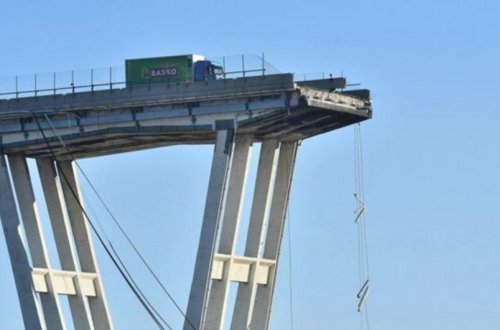 ABŞ-da körpü qaz kəmərinin üzərinə düşüb, xəsarət alanlar var