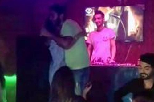 Bakıda hamı qızın bu hərəkətindən danışır - Səhnəyə çıxıb müğənini dodağından öpdü - VİDEO