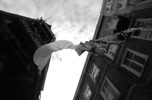 Paltar asmaq istəyən qız 5-ci mərtəbədən yıxılıb