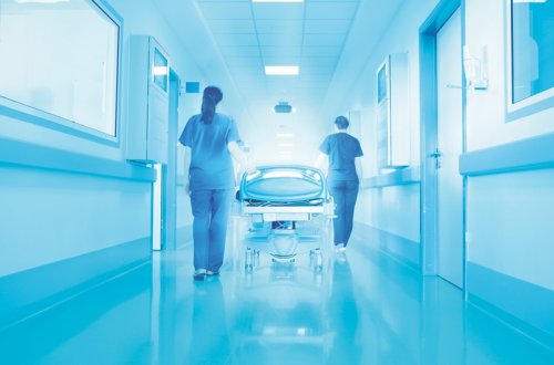 Abşeronda avtomobil gənc qızı vuraraq ağır xəsarət yetirib