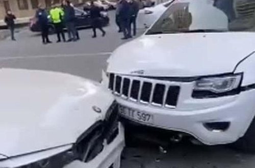 Bakıda zəncirvari qəza: 5 avtomobil bir-birinə çırpıldı - VİDEO