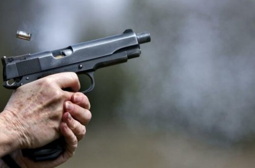 Qardaşının arvadını və qayınanasını yemək yedikləri yerdə başından güllələdi