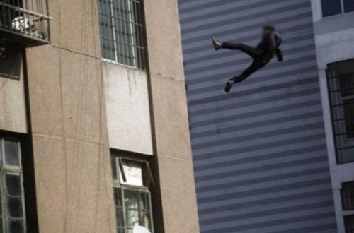 60 yaşlı kişi məktəbli qızın üstünə düşdü