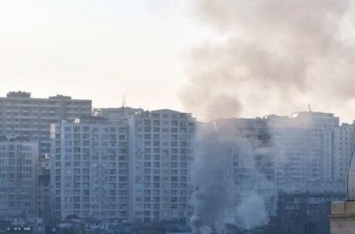Bakıda yaşayış evi yanır