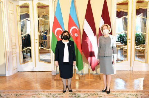 Sahibə Qafarova Riqada Latviya Seyminin sədri ilə goruşüb