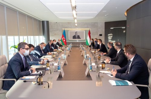 Qarabağda həyata keçirilən layihələrdə macar şirkətlərinin iştirakı müzakirə edilib