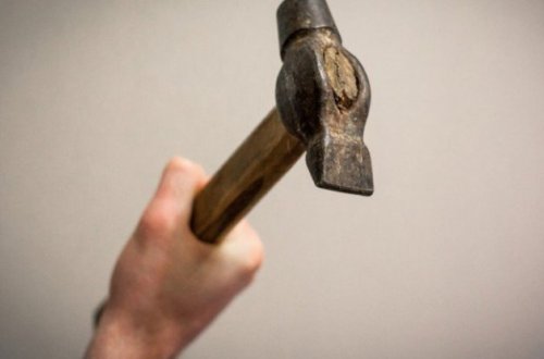 Arvadını yatdığı yerdə çəkiclə öldürdü - Qəribə səbəb - FOTO