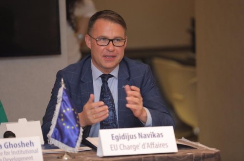 Bakıda səfirin sürdüyü maşın qəzaya düşdü