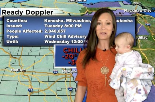 Körpəsi oyanan aparıcı verilişə onunla qatıldı - VİDEO